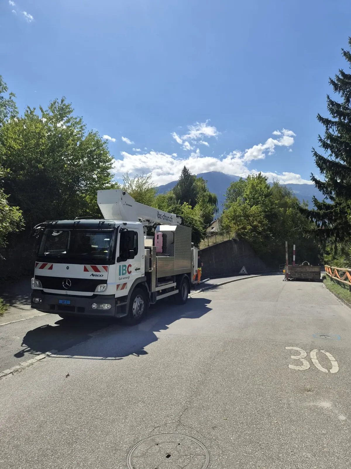 Fahrzeug mit Hubarbeitsbühne auf der Baustelle