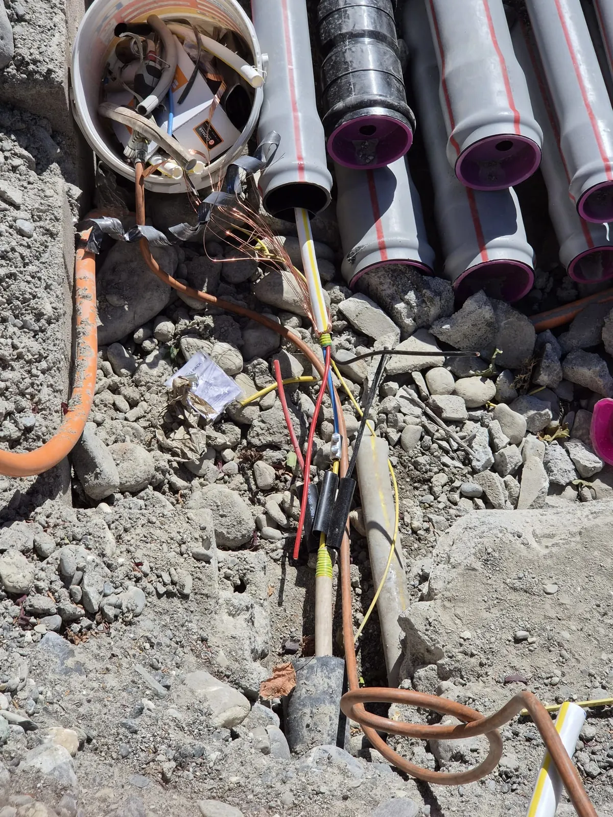 Rohranlagen und Kabel im Leitungsgraben