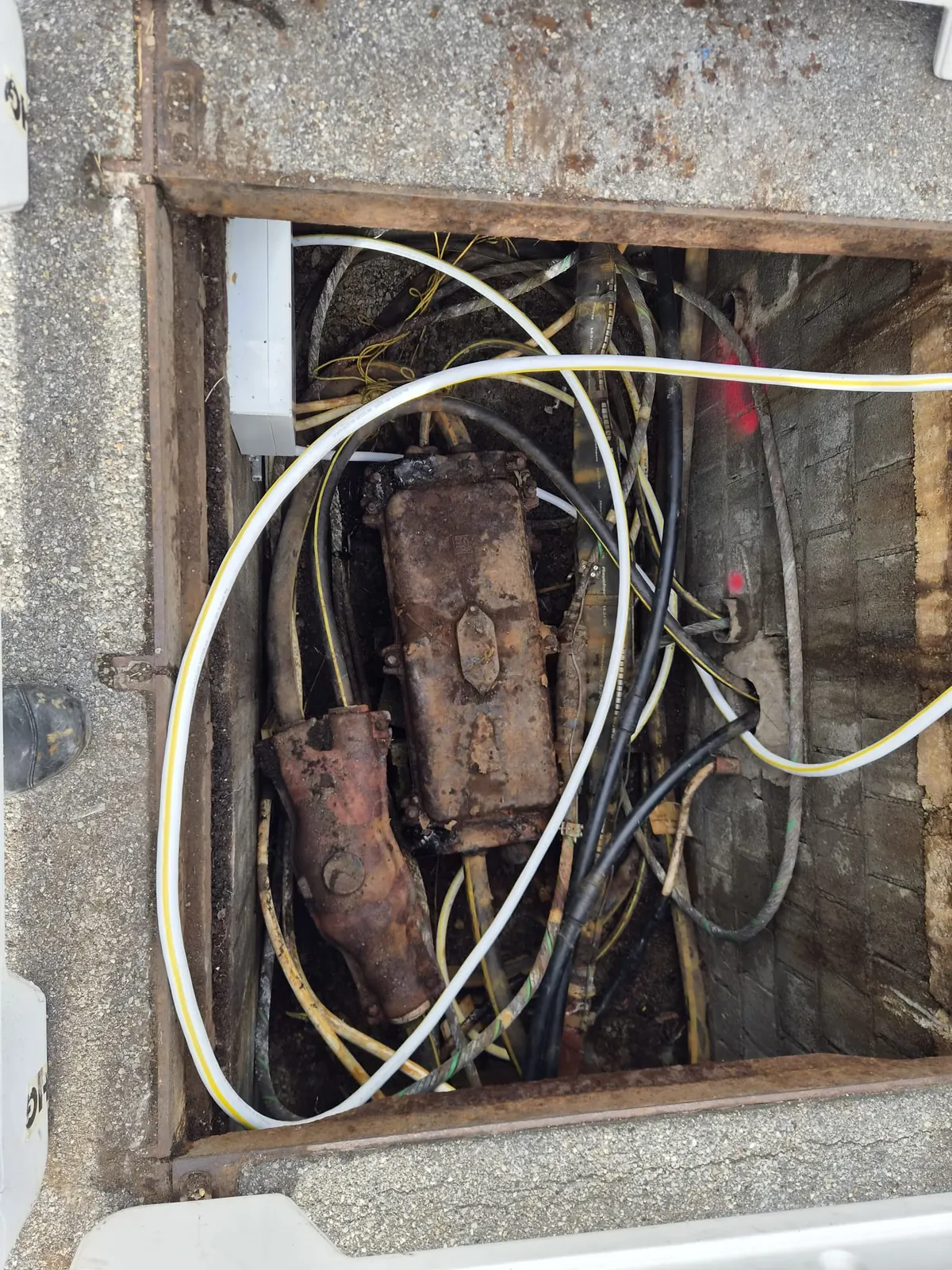 Alte Muffen und Kabel in einem Schacht